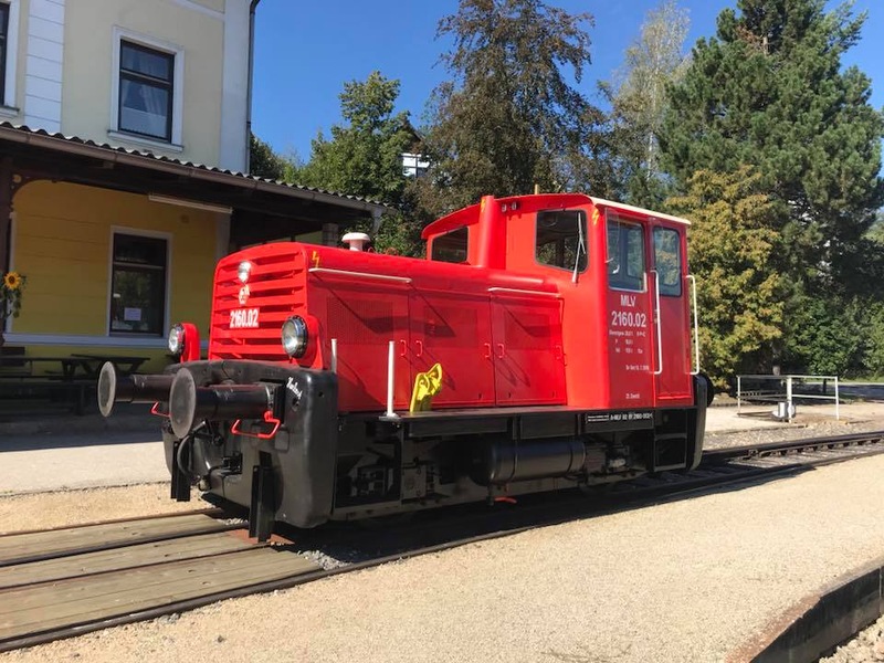 Diesellok 2160.02 vor dem Bahnhof