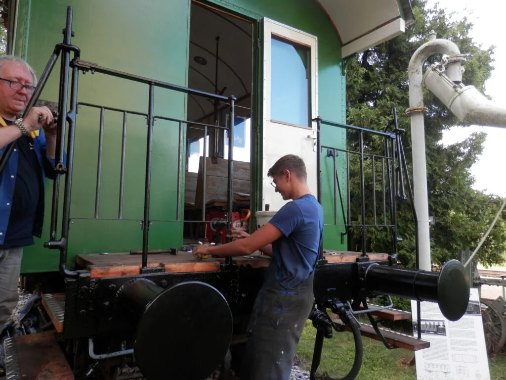 Bi 183 Auch das Bühnengeländer ist fertig