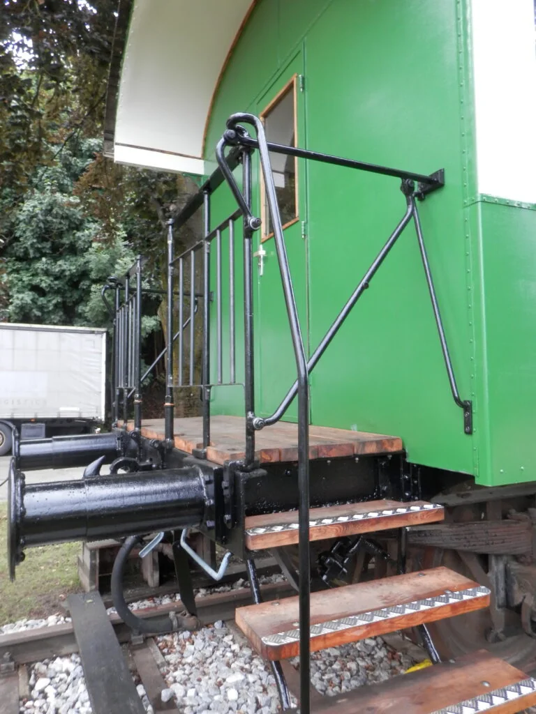 Bi 183: Die Griffstangen für die Auftritte und die Vorlegestange sind fertig gestellt