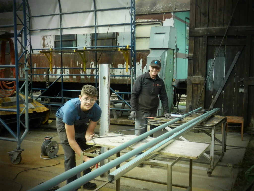 Arbeitstunnel: Die einzelnen Teile für die Kranlaufbahn werden vorbereitet.