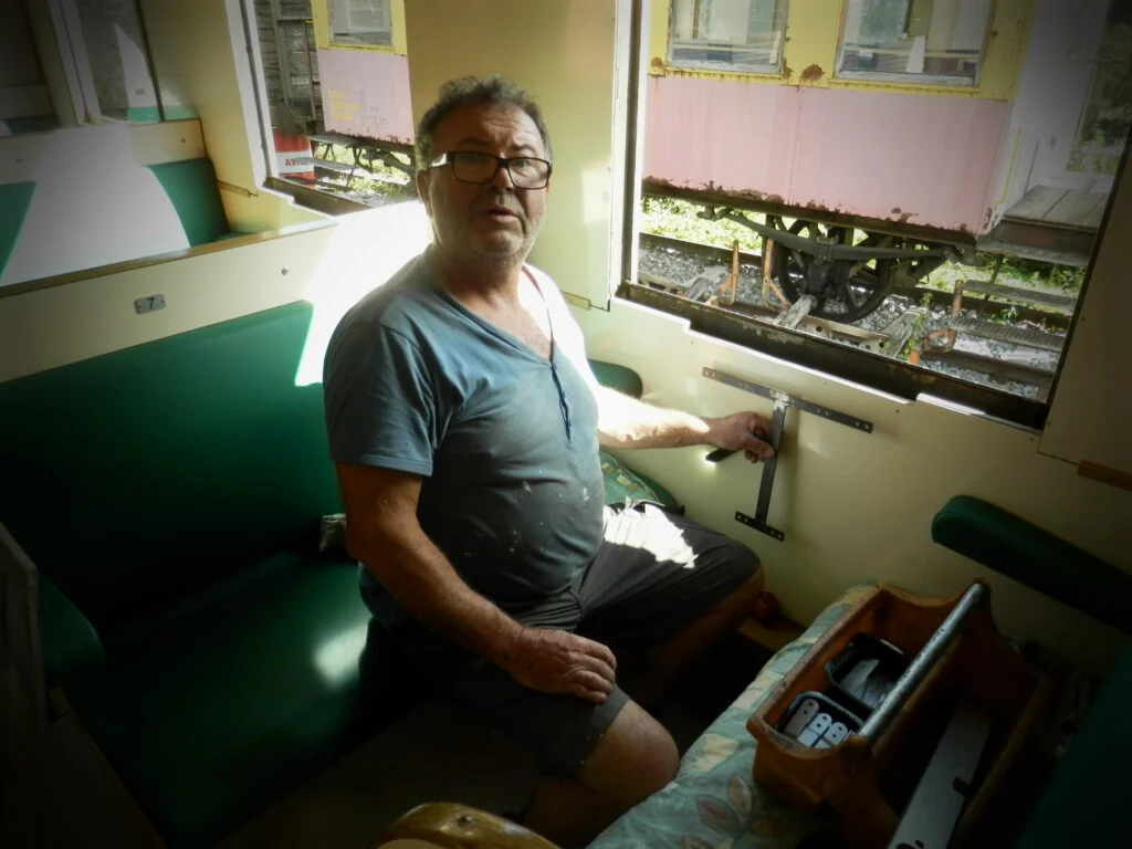 BDT: Für die Befestigung der Klapptische werden mit einer Schablone die Schraublöcher markiert -