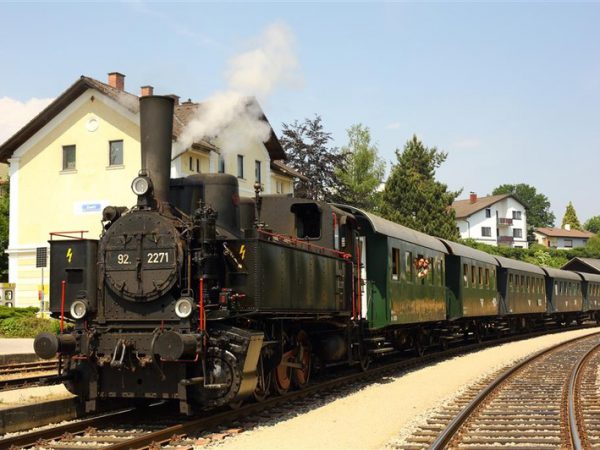 Dampflok 92.2271 mit Zug im Bahnhof Zwettl